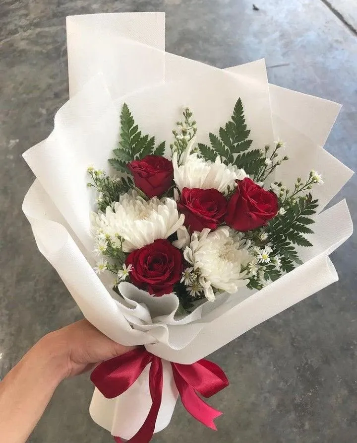 Buket Mawar Merah & Krisan Putih - Handbucket Khanaya Florist Medan