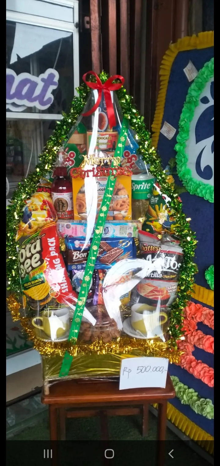 Parcel Natal Tinsel Hijau - Parcel Khanaya Florist Medan
